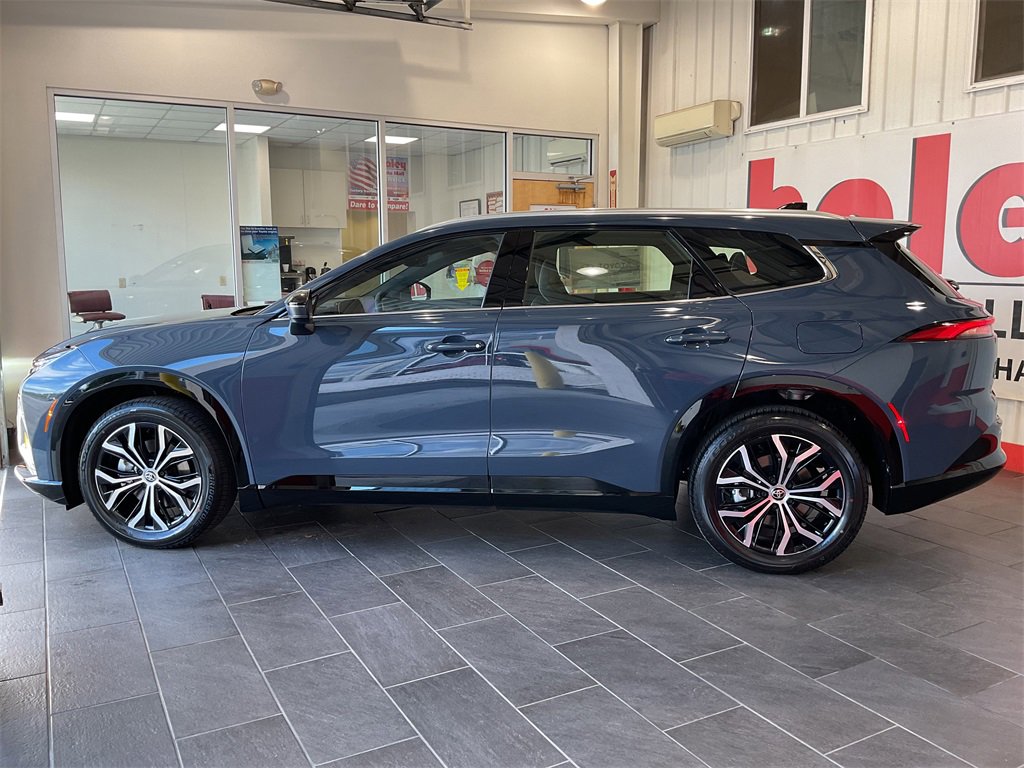 2025 Toyota Crown Signia XLE photo 3