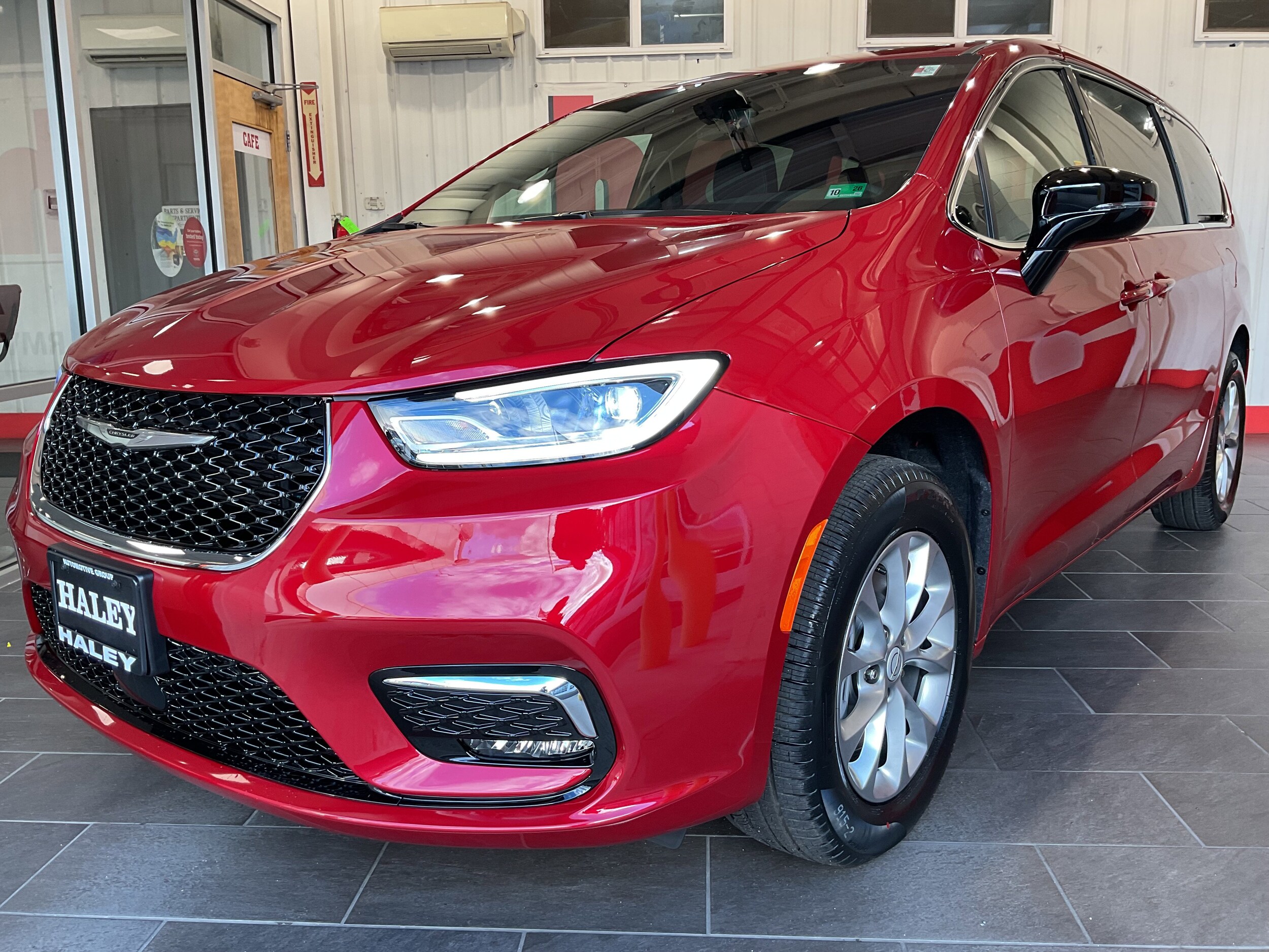 2026 Chrysler Pacifica photo 2