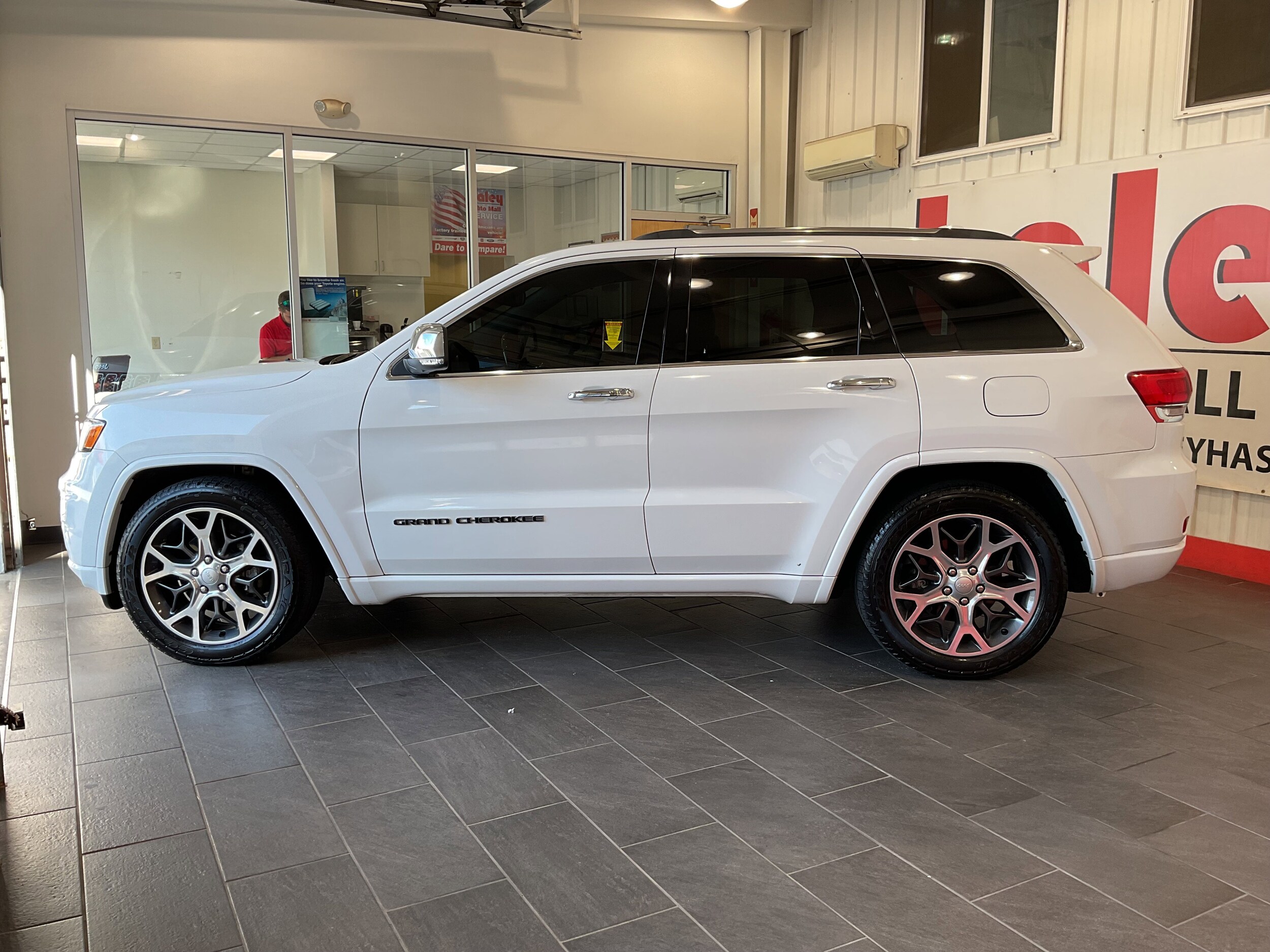 2020 Jeep Grand Cherokee Overland photo 2