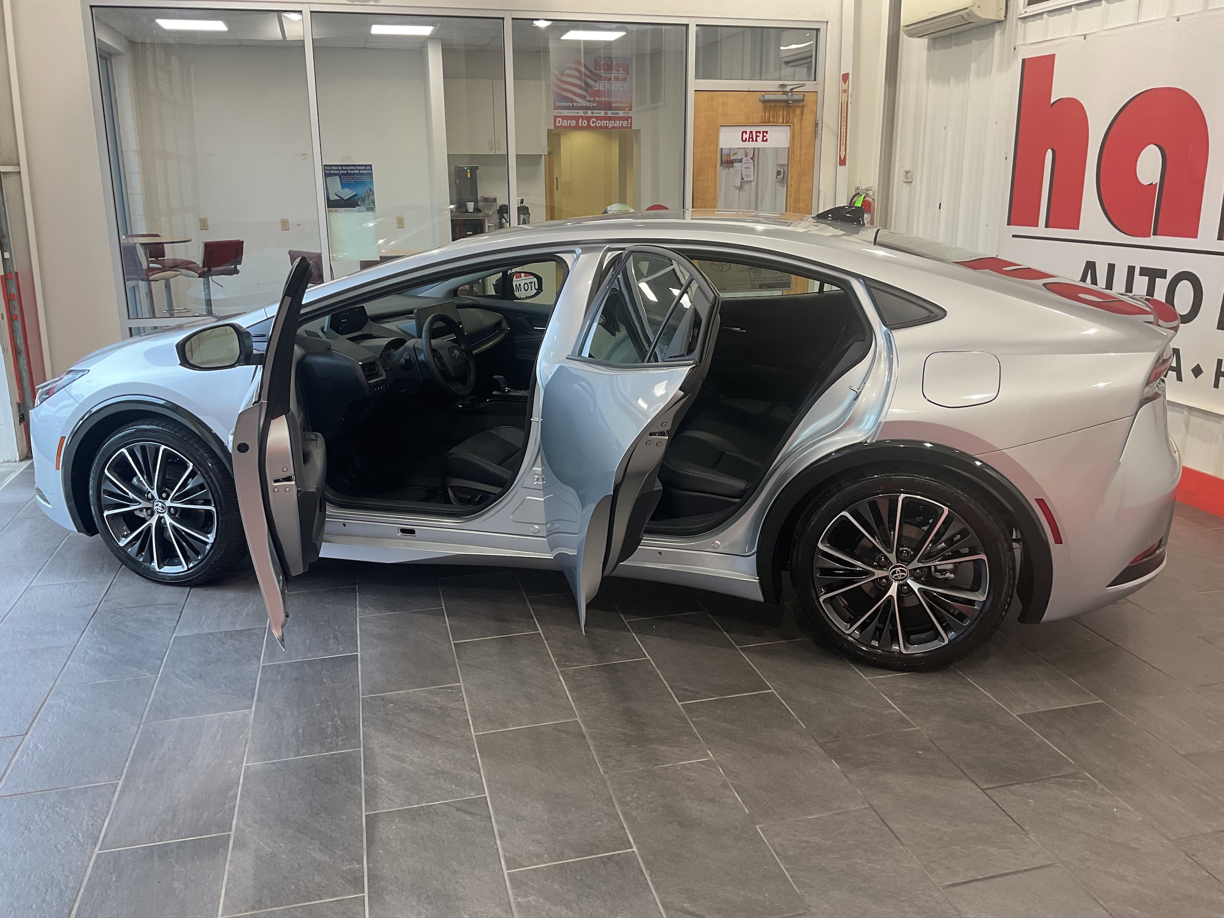 2026 Toyota Prius XLE - Photo 6