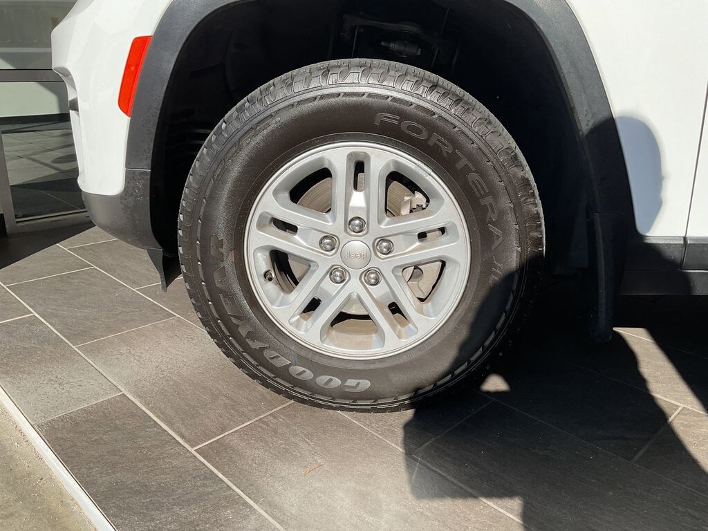 Used 2025 Jeep Grand Cherokee Laredo SUV