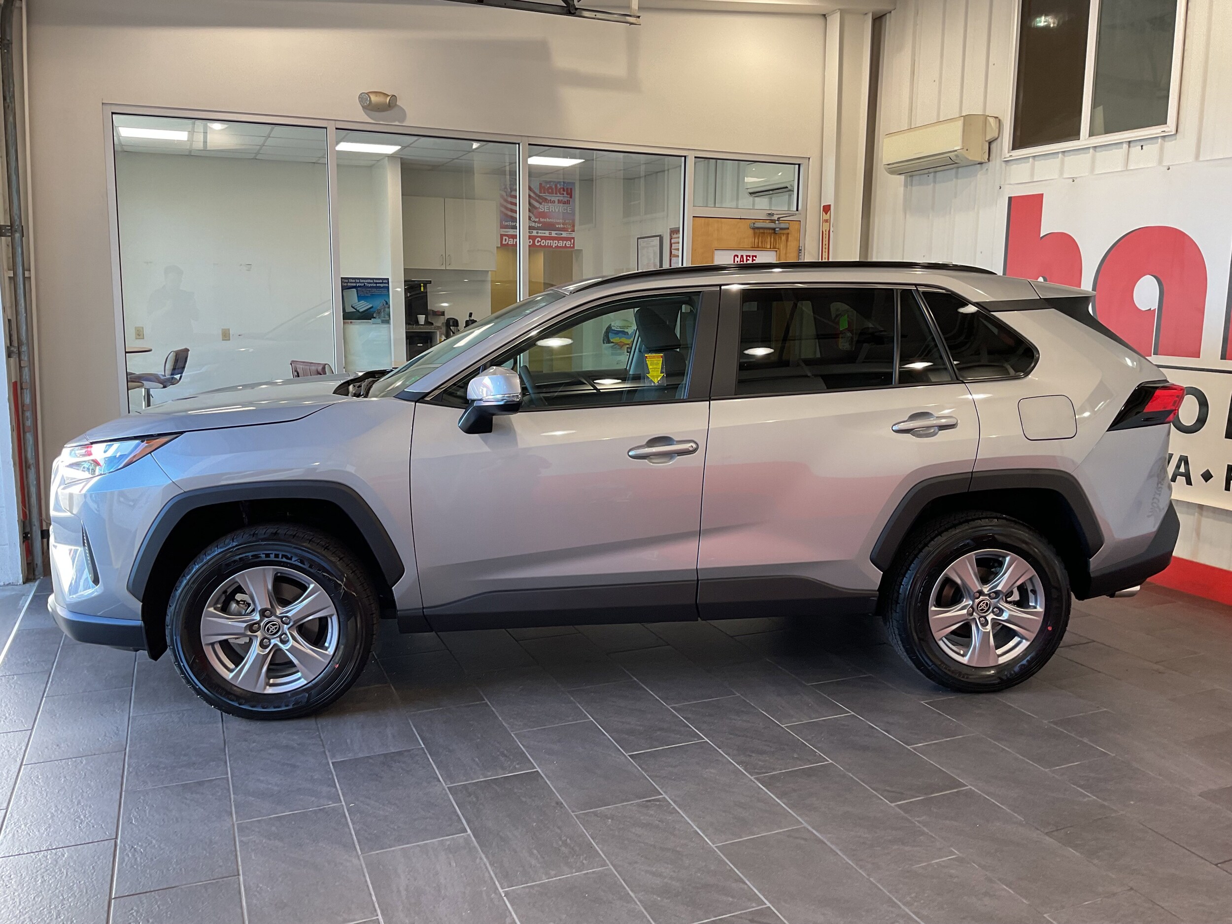 2025 Toyota RAV4 XLE photo 2