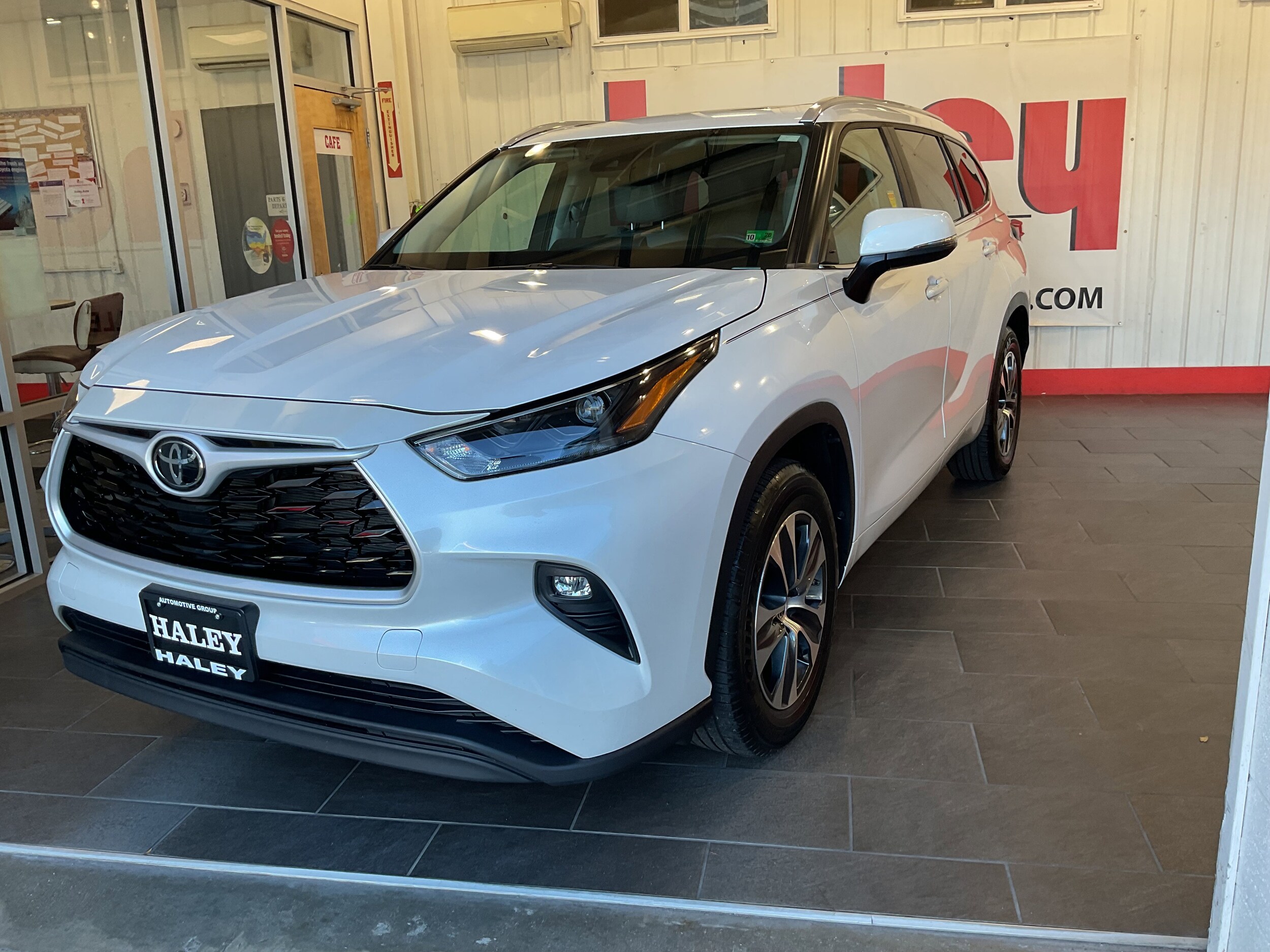 2023 Toyota Highlander XLE photo 3