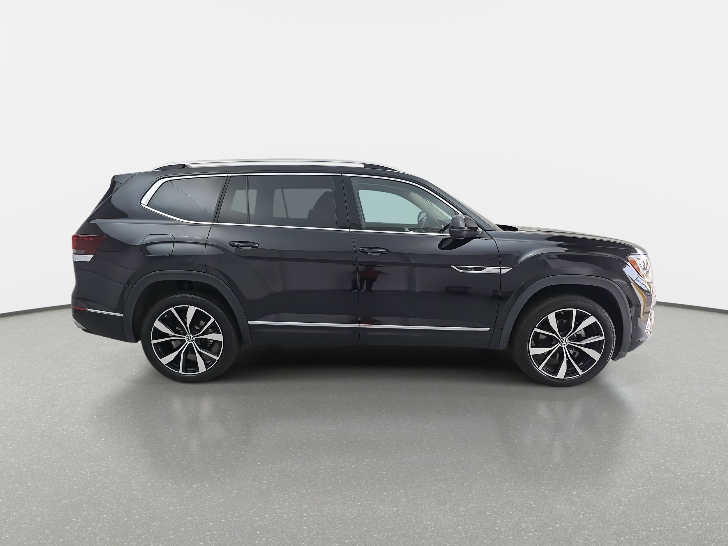 2024 Volkswagen Atlas SEL Premium R-Line photo 2
