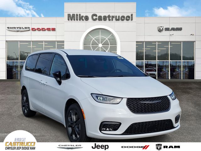 2026 Chrysler Pacifica Select's photo