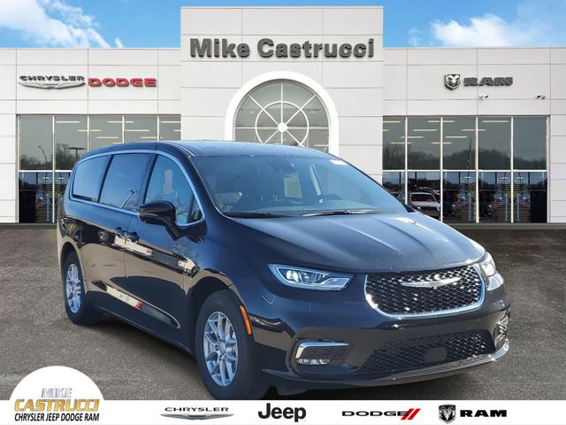 2026 Chrysler Pacifica Select's photo