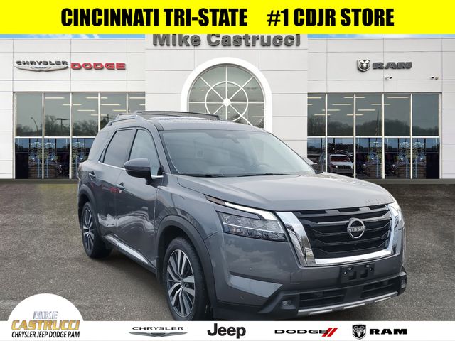 2022 Nissan Pathfinder Platinum's photo