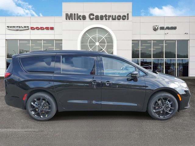 2026 Chrysler Pacifica Limited photo 3