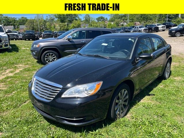 2013 Chrysler 200 Touring's photo