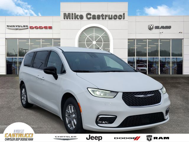 2026 Chrysler Pacifica Select's photo