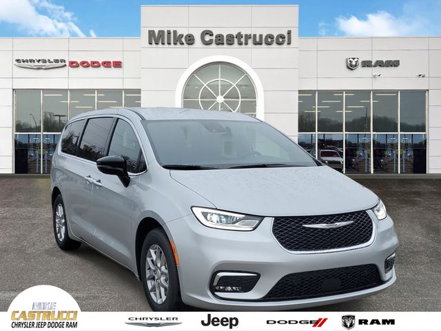 2026 Chrysler Pacifica Select's photo