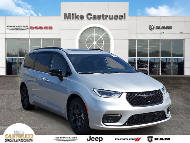 2026 Chrysler Pacifica Limited's photo