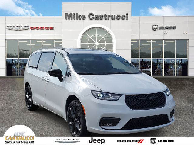 2026 Chrysler Pacifica Limited's photo