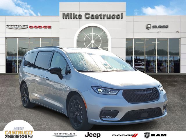 2026 Chrysler Pacifica Limited's photo