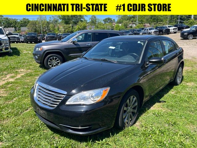 2013 Chrysler 200 Touring's photo