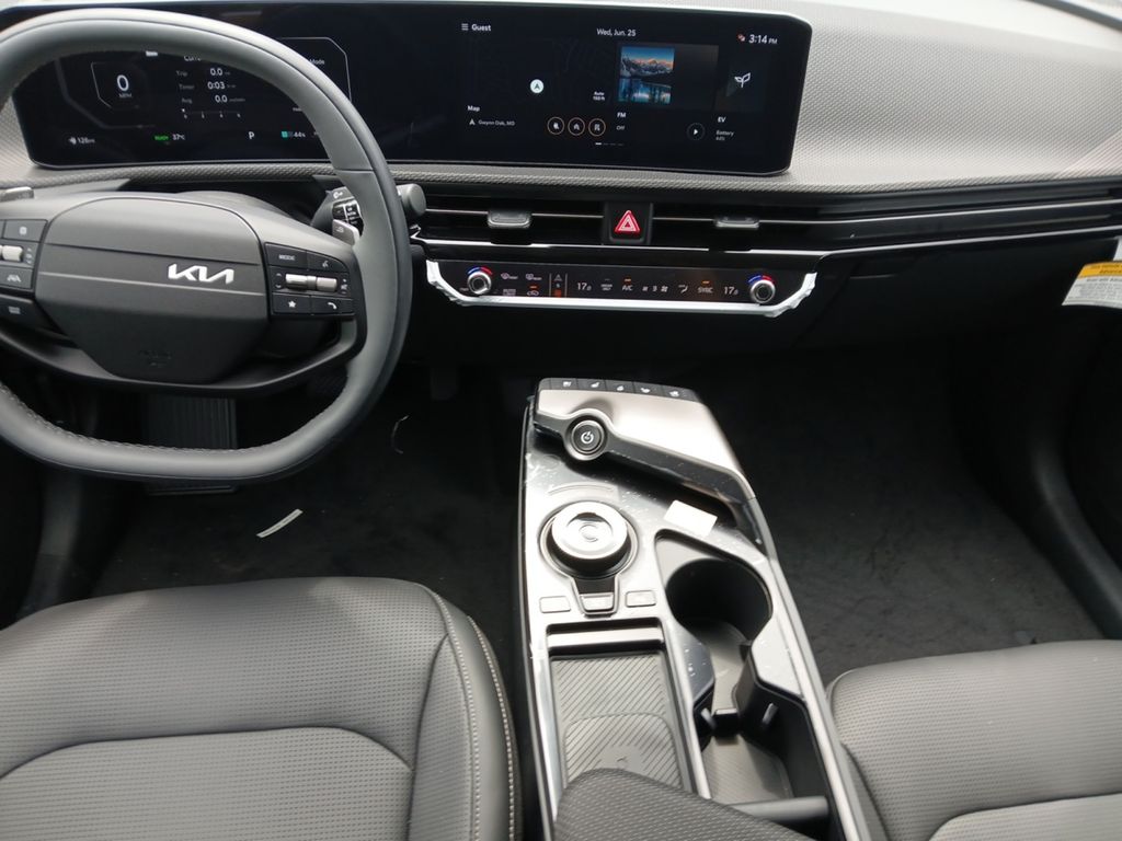 2025 Kia EV6 Wind - Photo 11