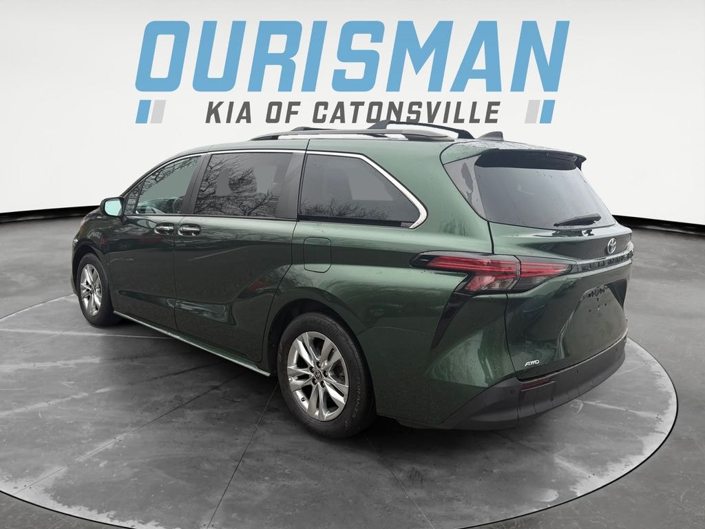 Used 2022 Toyota Sienna XLE Minivan/Van