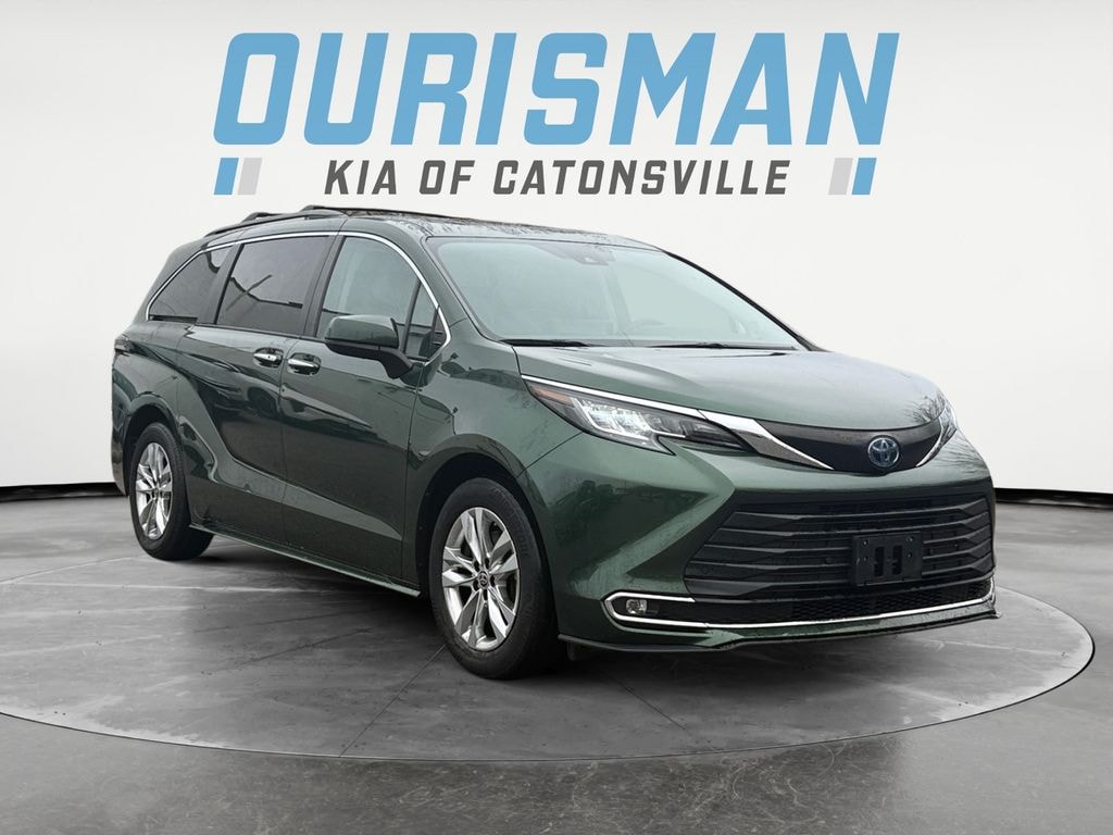 Used 2022 Toyota Sienna XLE Minivan/Van