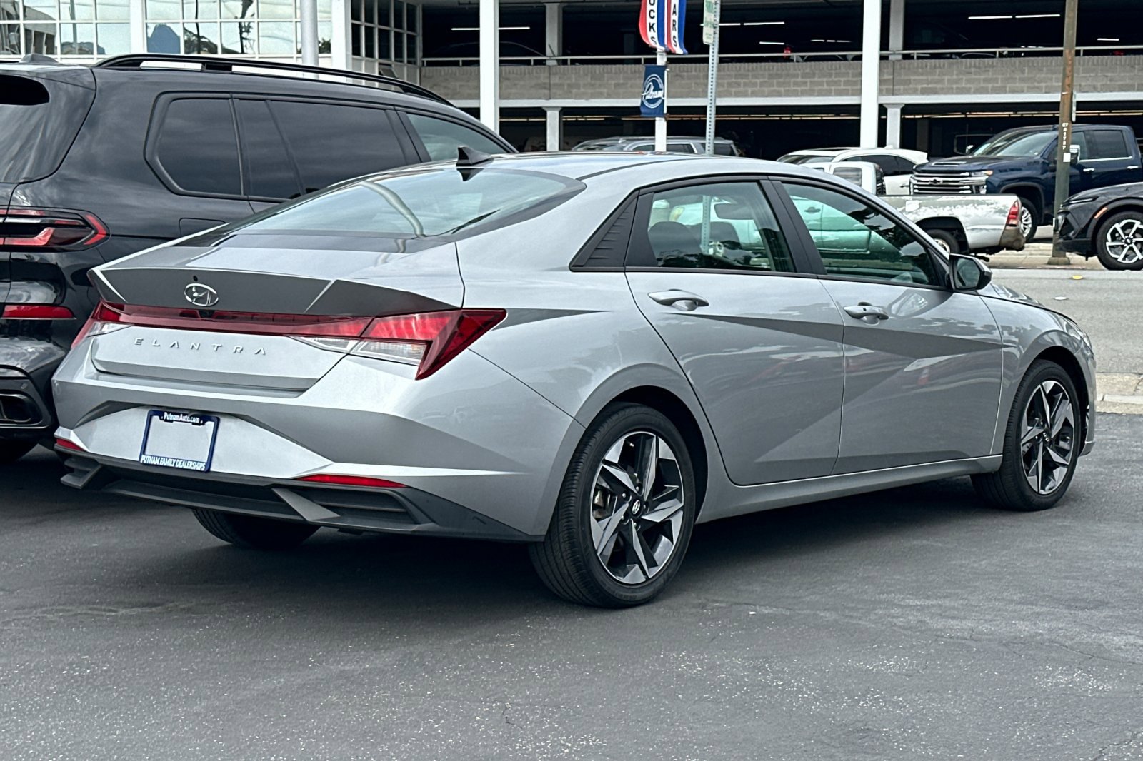 2023 Hyundai Elantra SEL Convenience photo 2