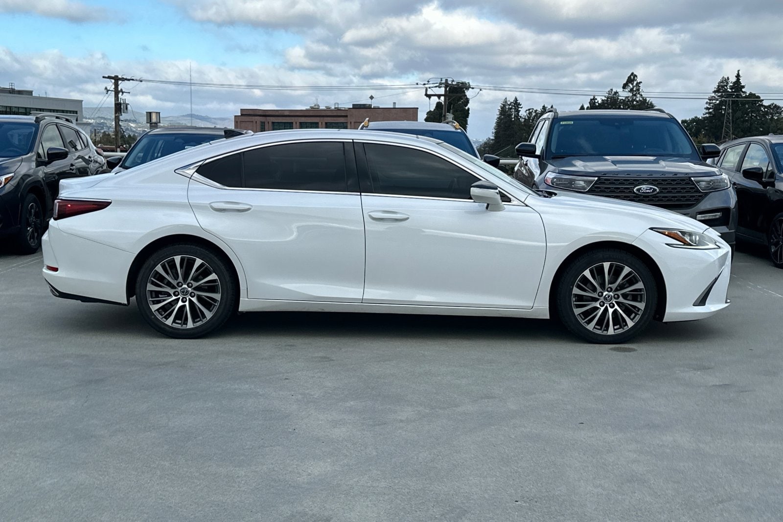 2019 Lexus ES 350 photo 2