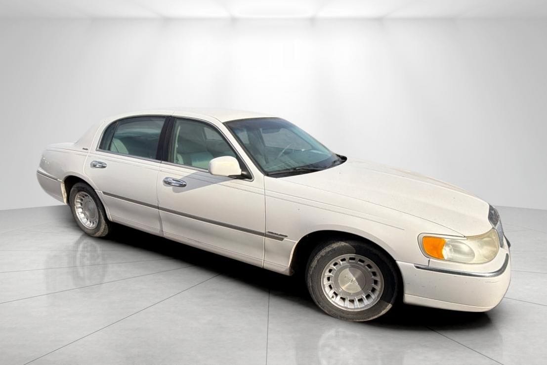 Used 2000 Lincoln Town Car EXECUTIVE with VIN 1LNHM81W8YY845079 for sale in Weiser, ID