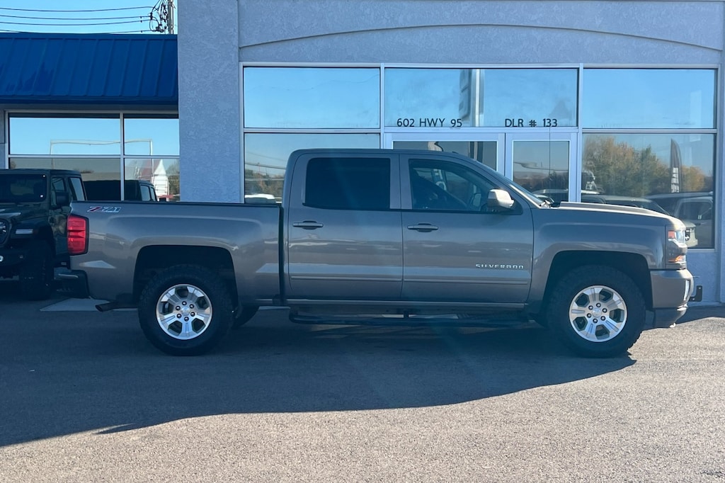 2017 Chevrolet Silverado 1500 LT photo 2