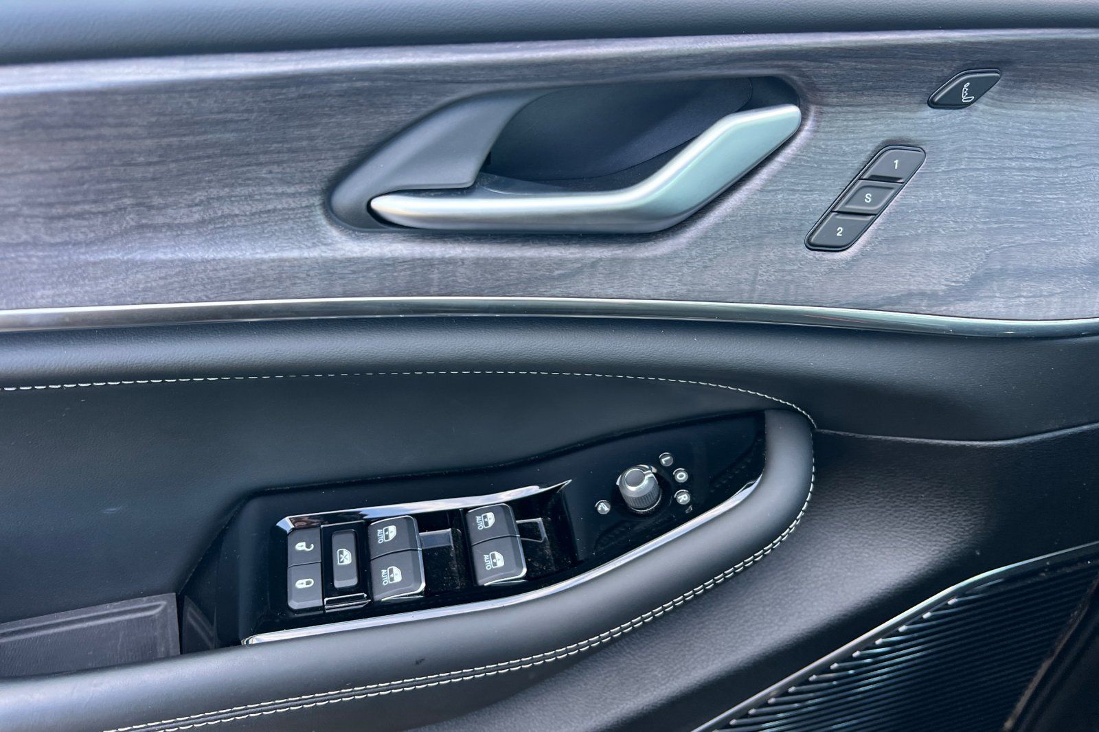 2024 Jeep Grand Cherokee Overland 4xe - Photo 12