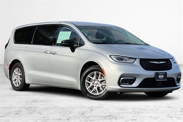 2024 Chrysler Pacifica Touring L's photo