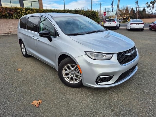 2024 Chrysler Pacifica Touring L's photo