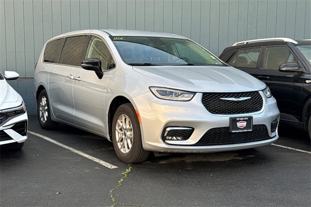 2024 Chrysler Pacifica Touring L's photo