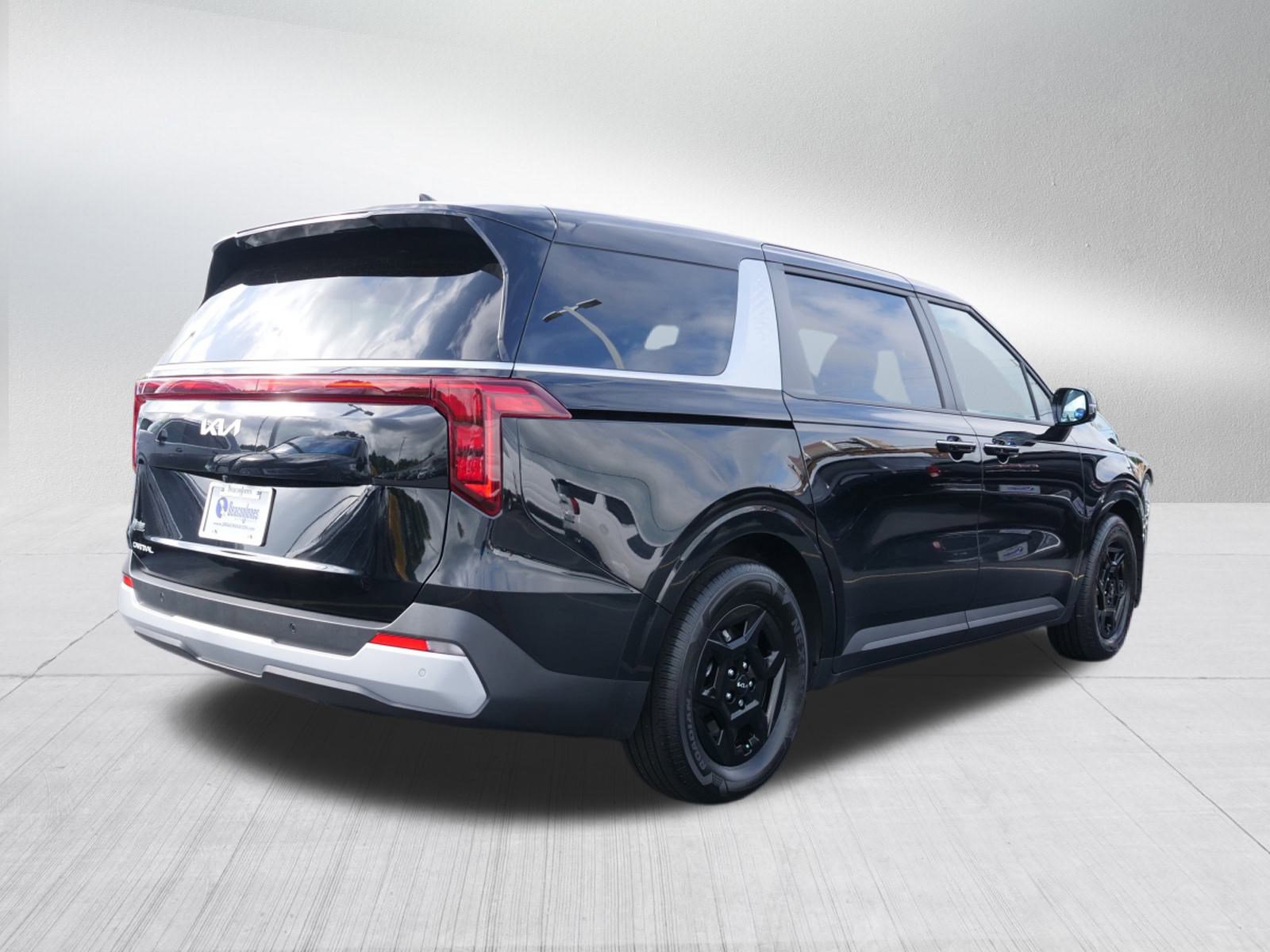 2025 Kia Carnival LXS photo 3