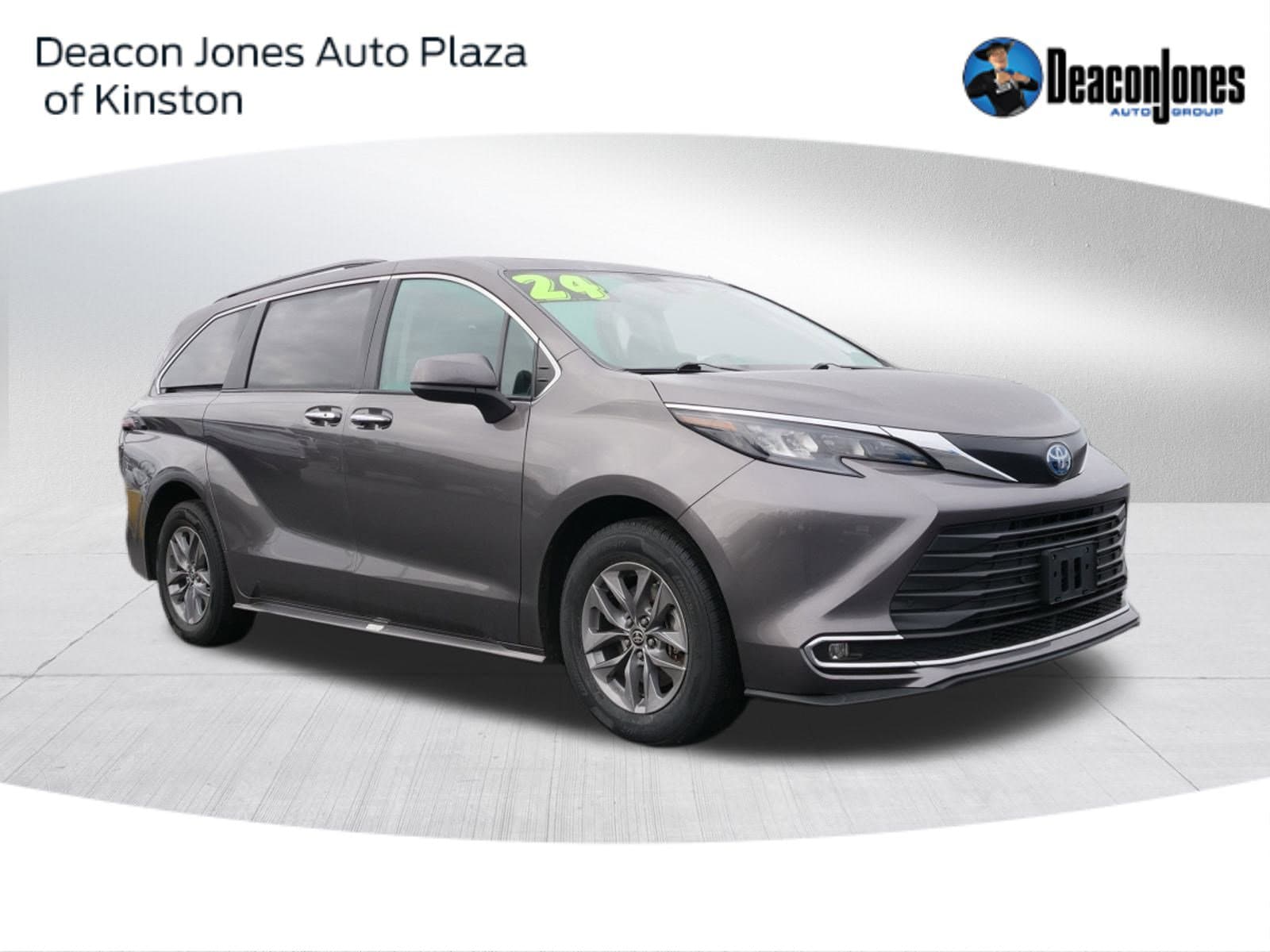 2024 Toyota Sienna XLE's photo