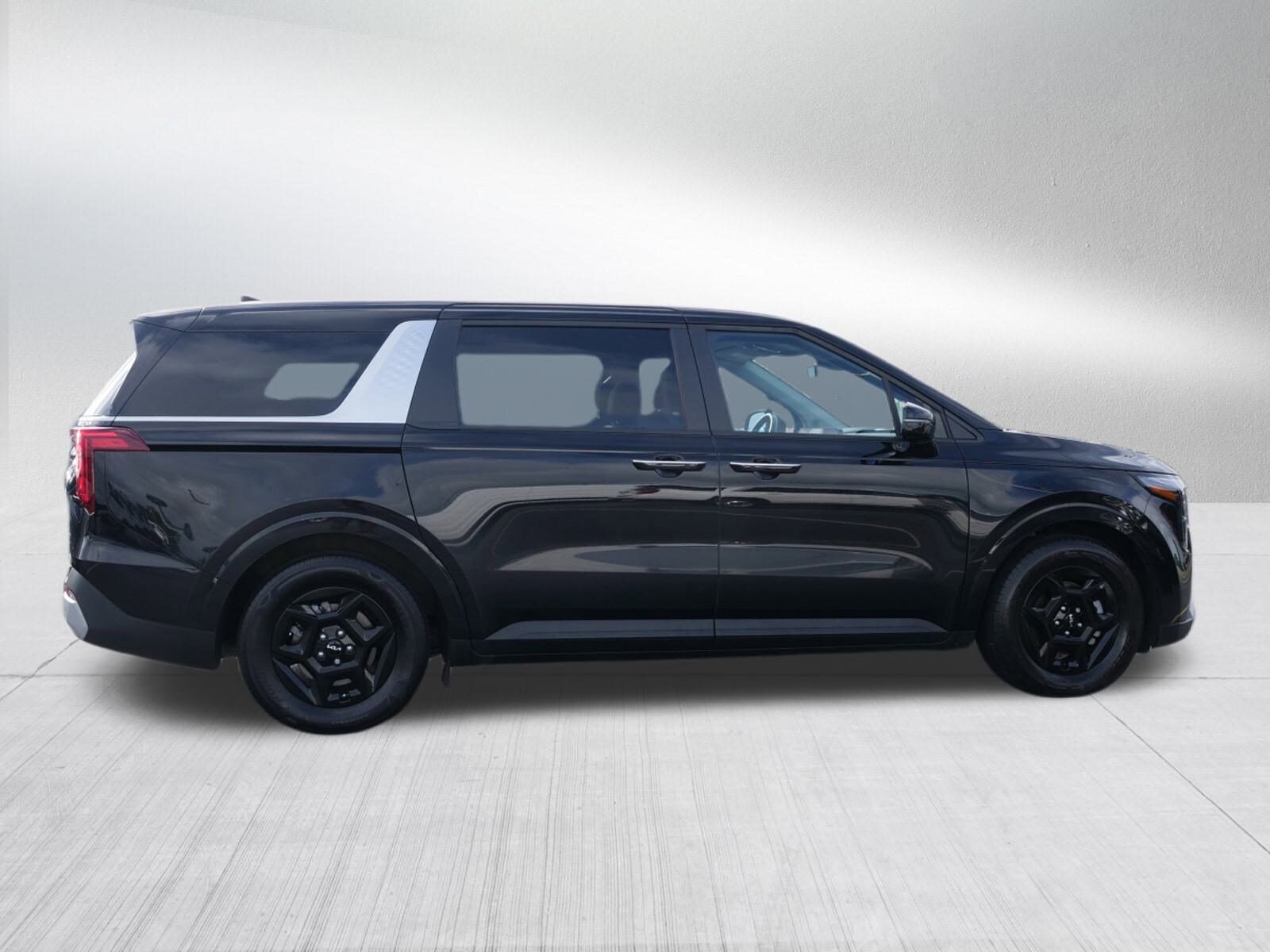 2025 Kia Carnival LXS photo 2