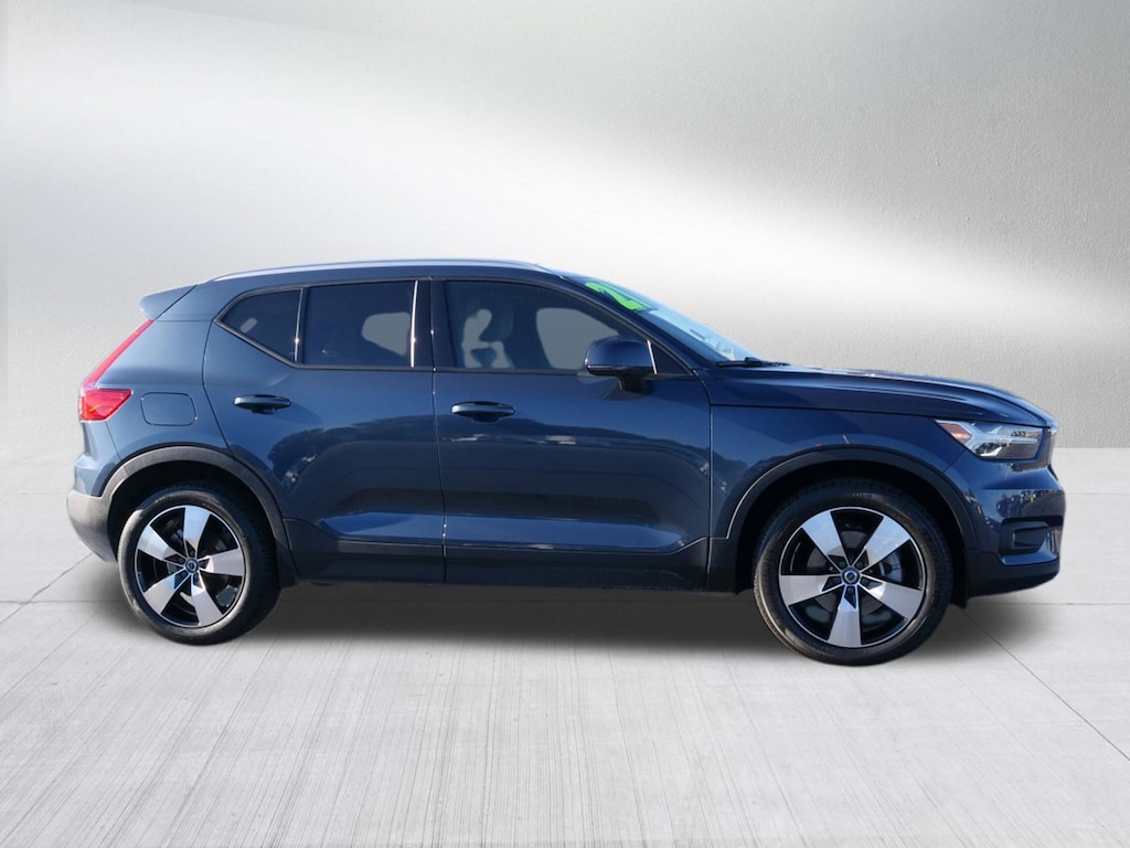 Used 2021 Volvo XC40 T5 Momentum SUV