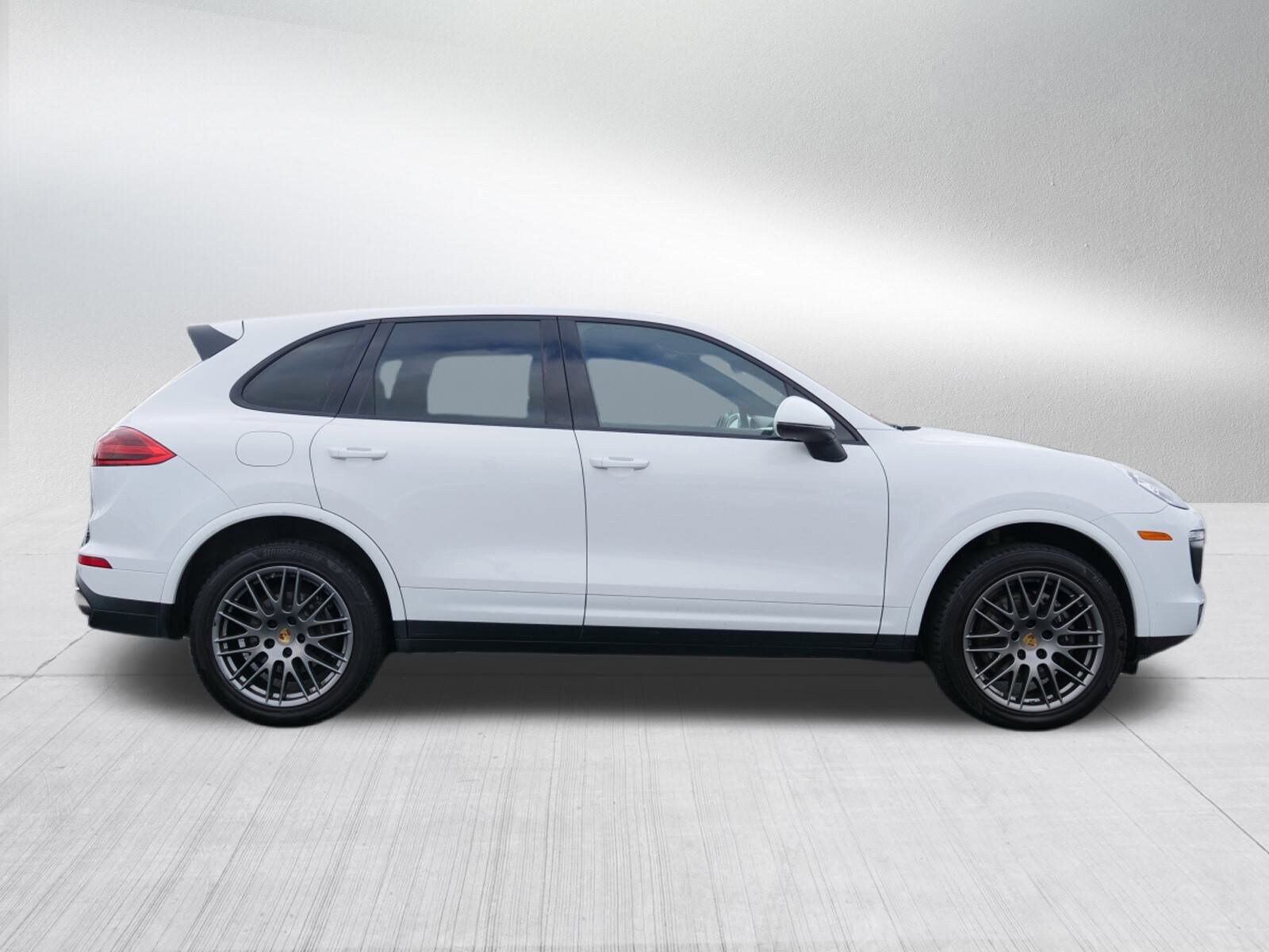 2018 Porsche Cayenne Base photo 2