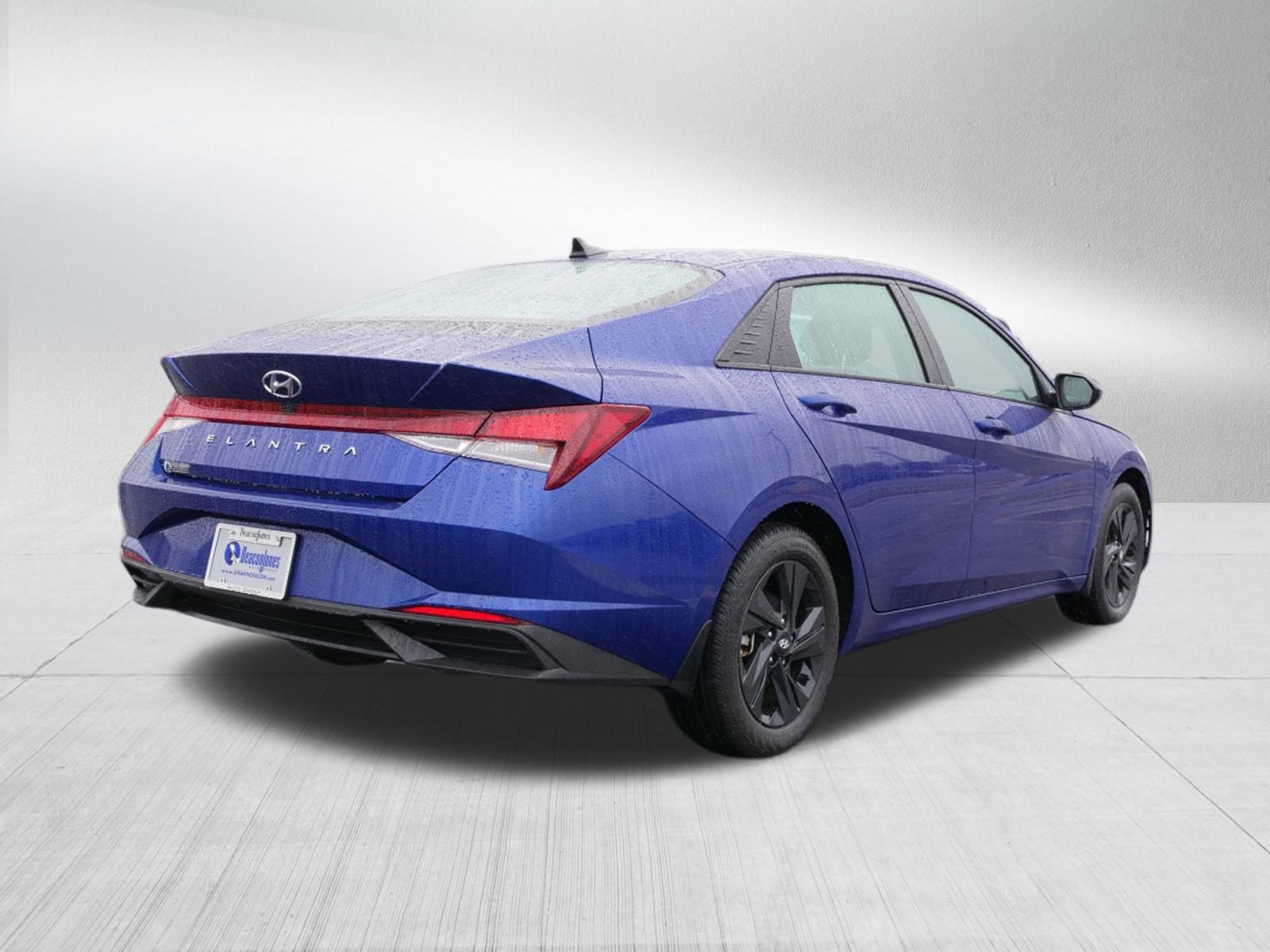 2023 Hyundai Elantra SEL photo 2