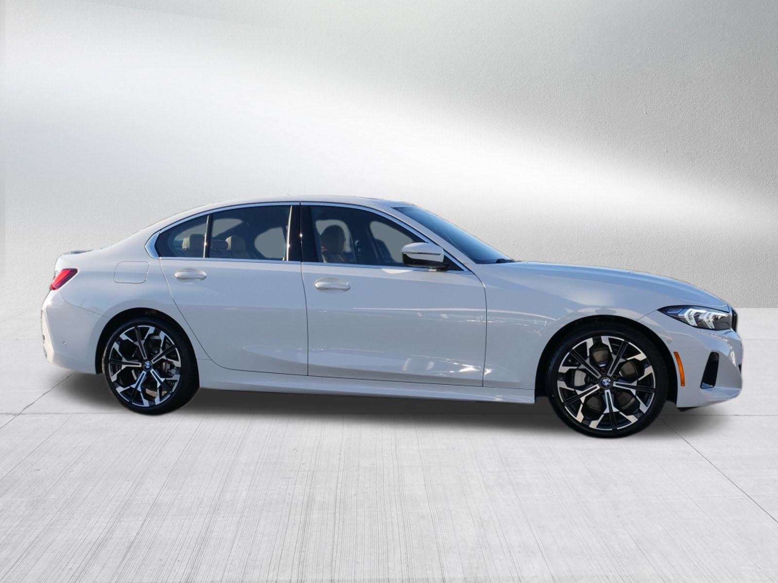 2025 Bmw 330i Sedan photo 2