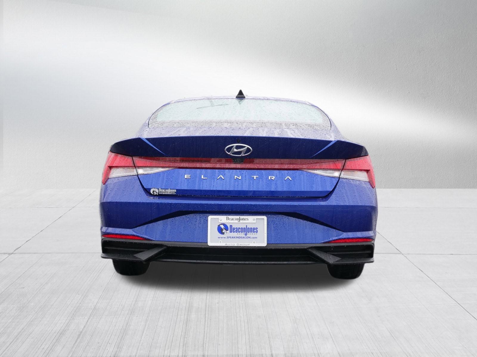 2023 Hyundai Elantra SEL photo 3