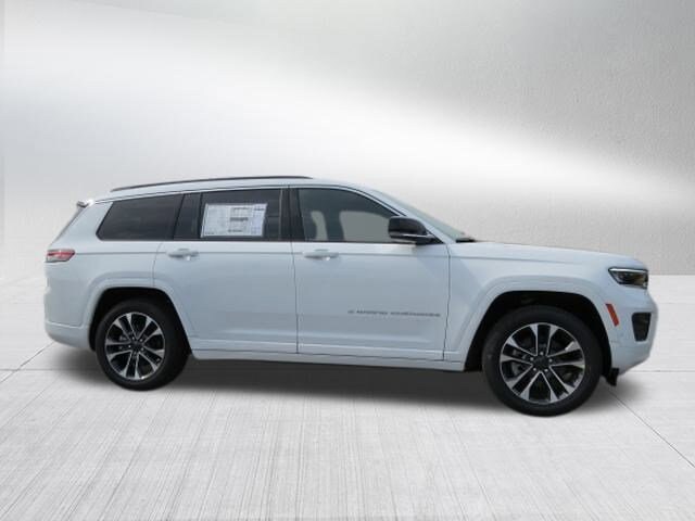 2025 Jeep Grand Cherokee Overland photo 2