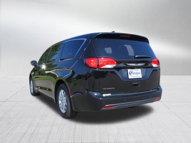 2025 Chrysler Voyager LX - Photo 6