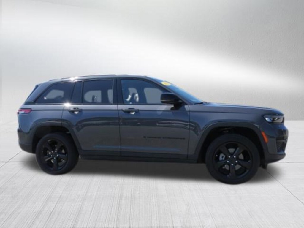Used 2023 Jeep Grand Cherokee Laredo SUV