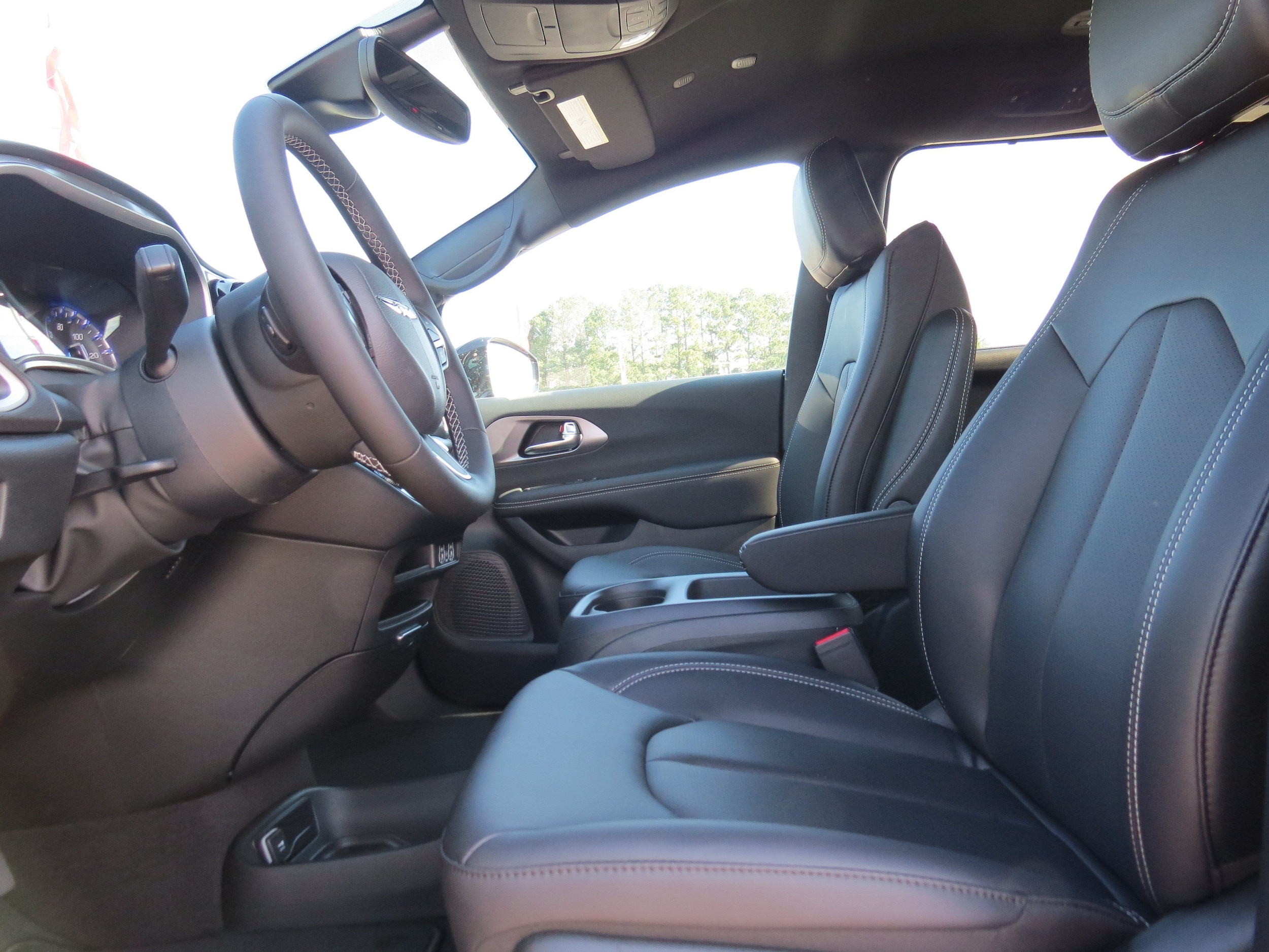 2025 Chrysler Voyager LX - Photo 18