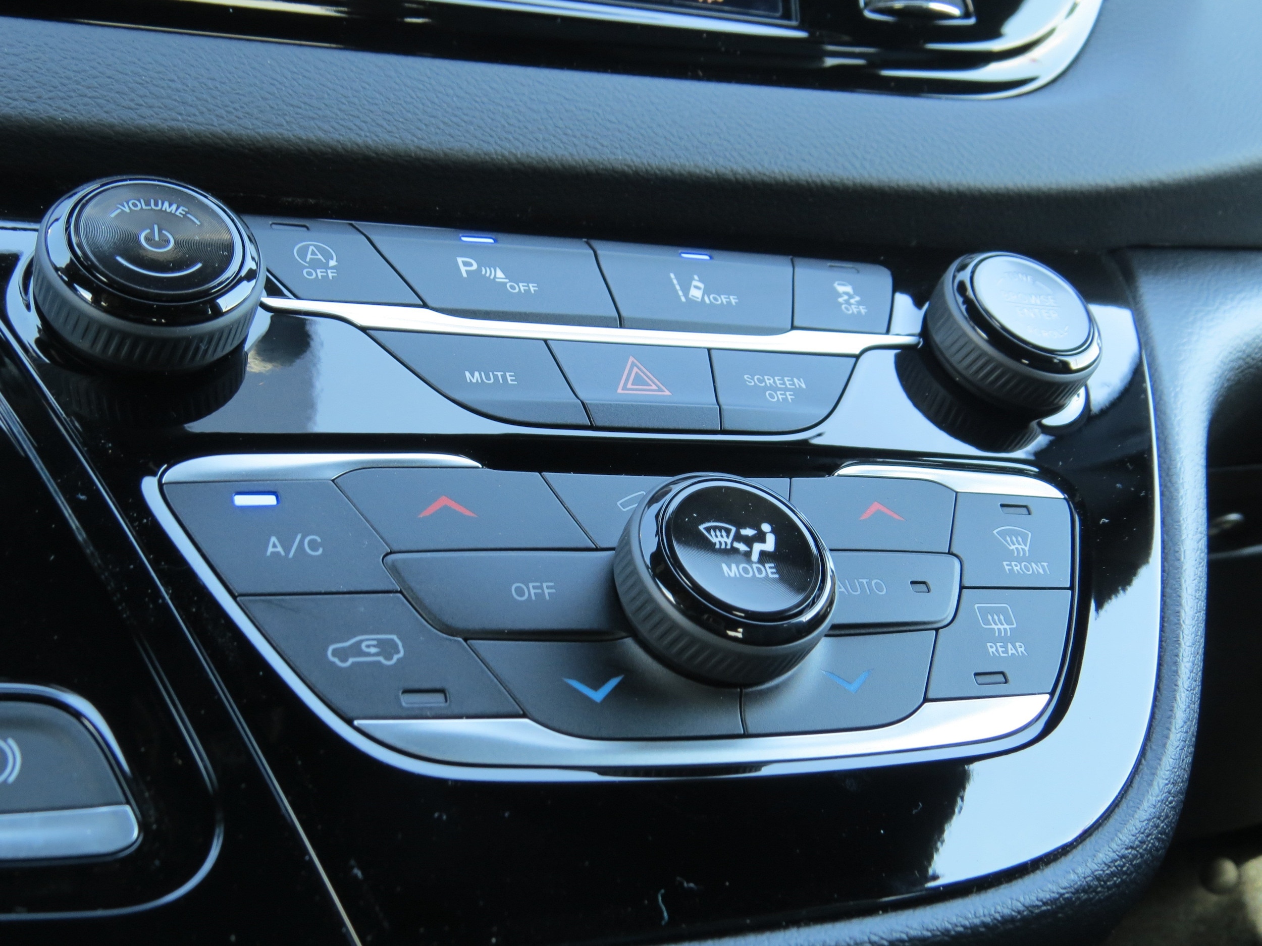 2025 Chrysler Voyager LX - Photo 29