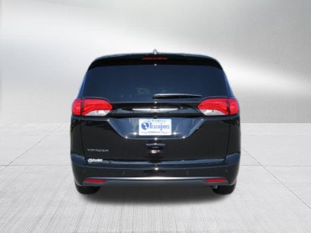 2025 Chrysler Voyager LX - Photo 4