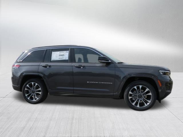2025 Jeep Grand Cherokee Overland photo 2