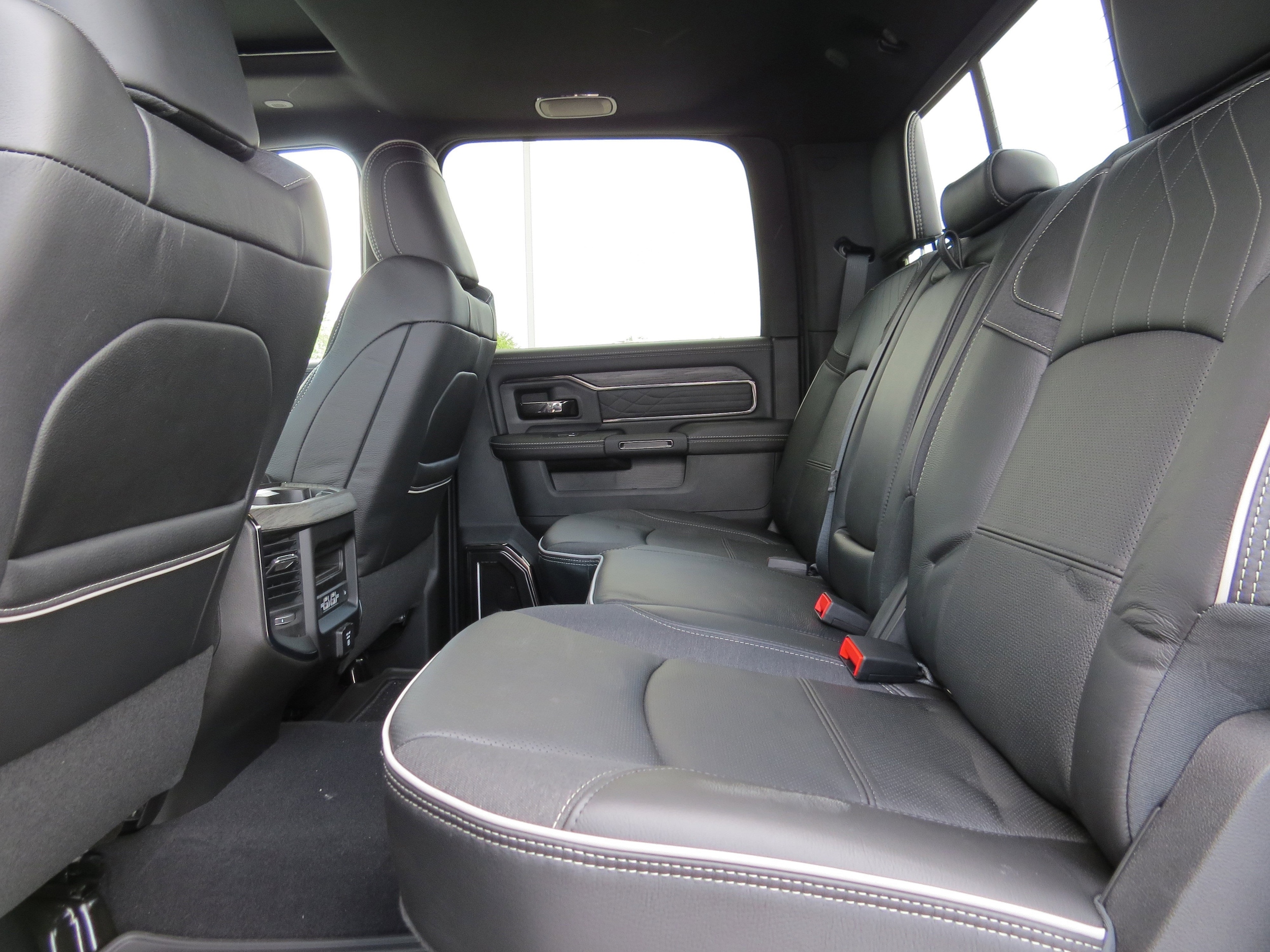 2025 RAM 3500 Limited - Photo 17