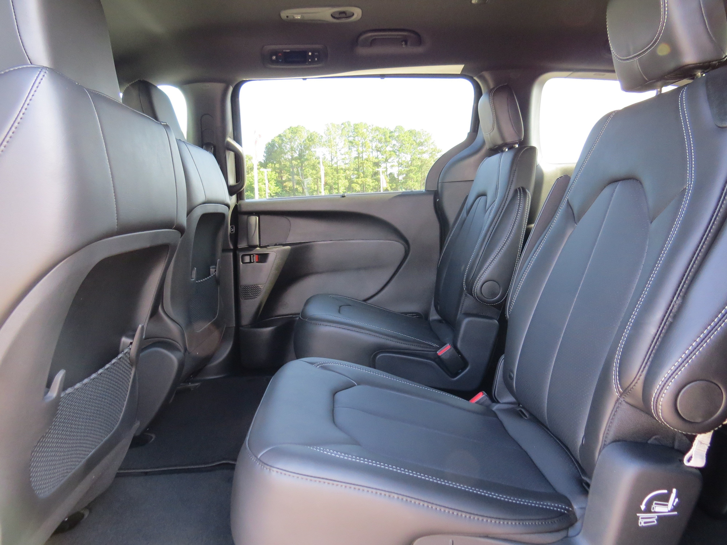 2025 Chrysler Voyager LX - Photo 17