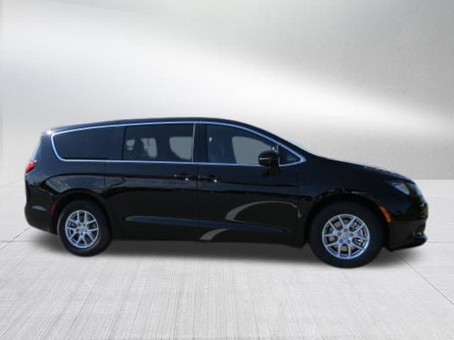 2025 Chrysler Voyager LX - Photo 2