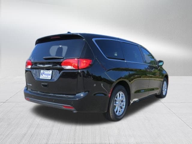 2025 Chrysler Voyager LX - Photo 3