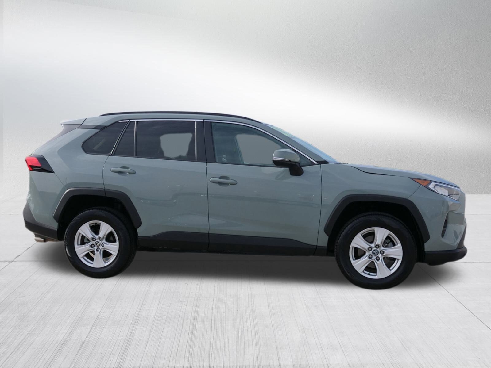 2021 Toyota RAV4 XLE photo 2